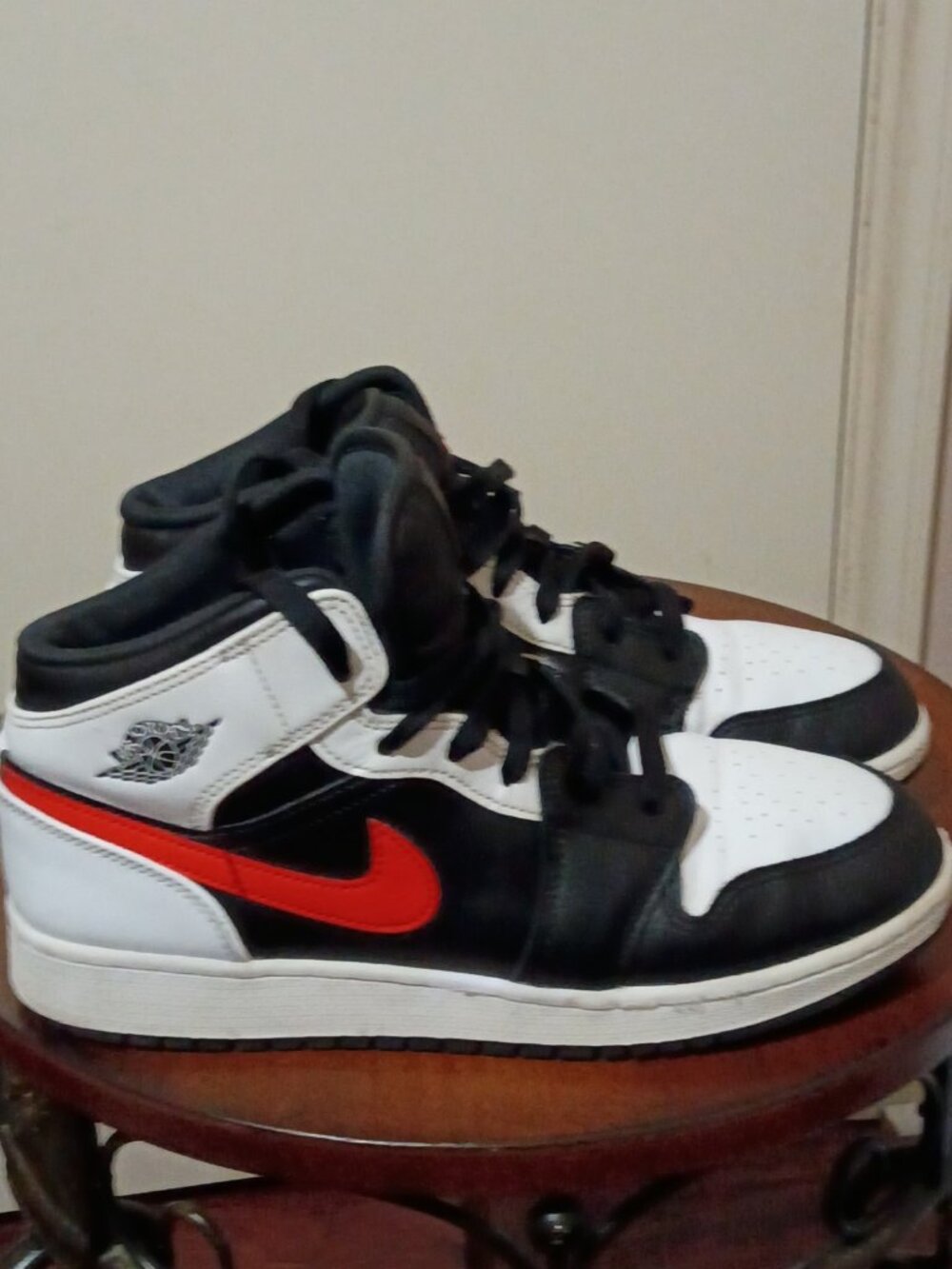 Nike Air Jordan 1 Mid Youth Size 7Y Black White Red GS 554725-075